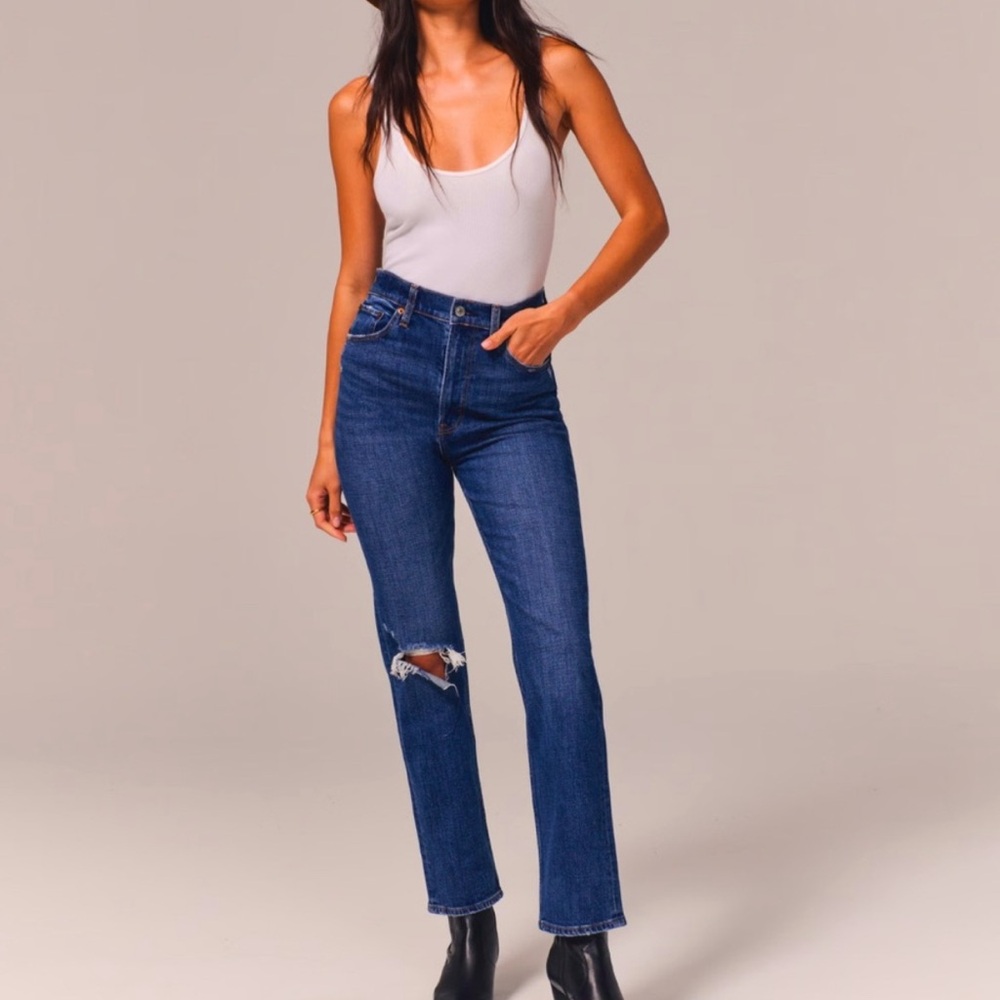 A&F Ultra High Rise Ankle Straight Jean Medium Destroy Women’s Size 8/29